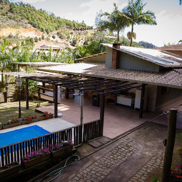 Chalé com Deck e Churrasqueira nas Montanhas