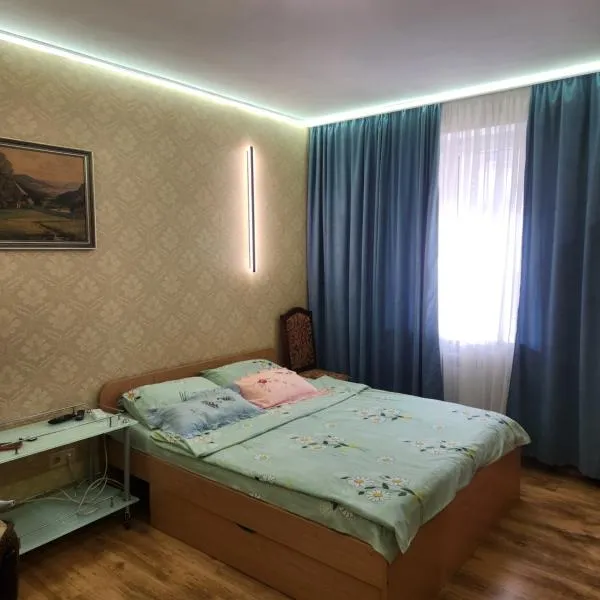 Затишна, домашня 43м в тихому зеленому місці Поруч Центральний парк Університет, хотел в Ирпин