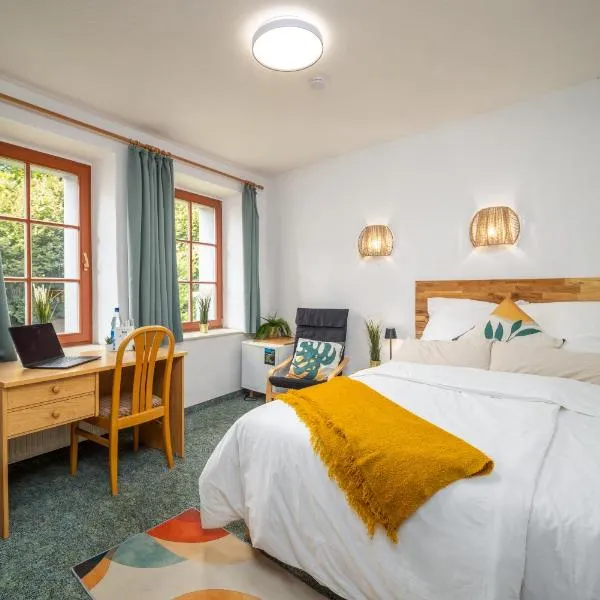 Ruhiges Zimmer mit Gartenblick & Schreibtisch, hotel en Freiberg