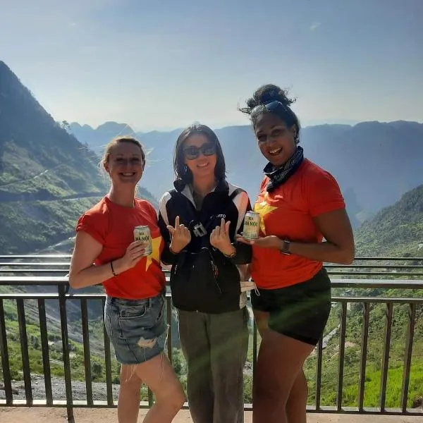 Napoli Hostel Cat Ba โรงแรมในกั๊ตบา