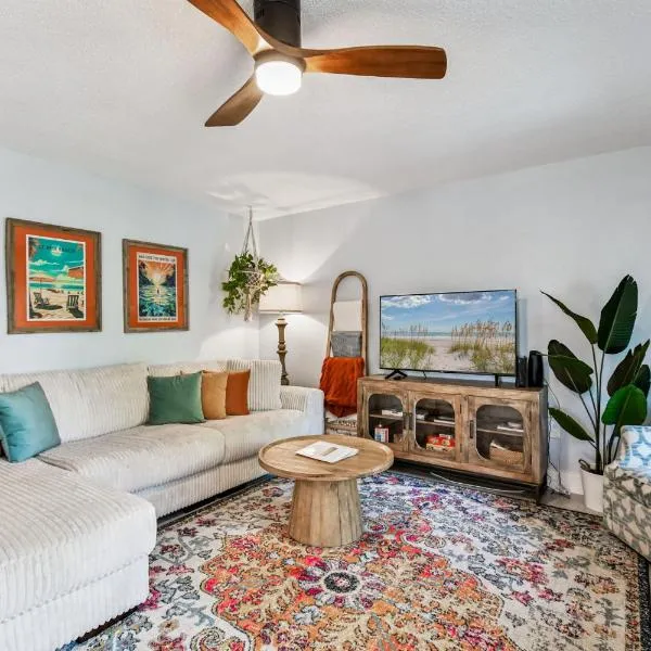 Luxury Home with Hot Tub & Outdoor Oasis blocks from the Beach, ξενοδοχείο σε St Pete Beach