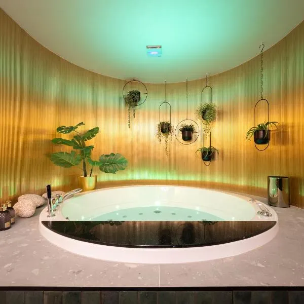 GOLDEN GOLF Brno with WHIRLPOOL, GARDEN and free PARKING, ξενοδοχείο στο Μπρνο