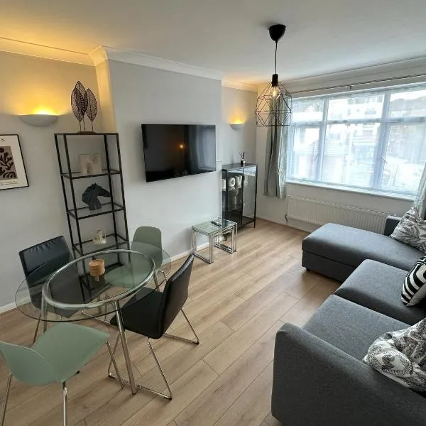 2-Bed Flat in Northwood Hills - Free Parking, Hotel in Northwood