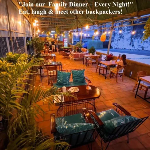 Social Backpacker Hostel & Rooftop Bar, hotel in Battambang