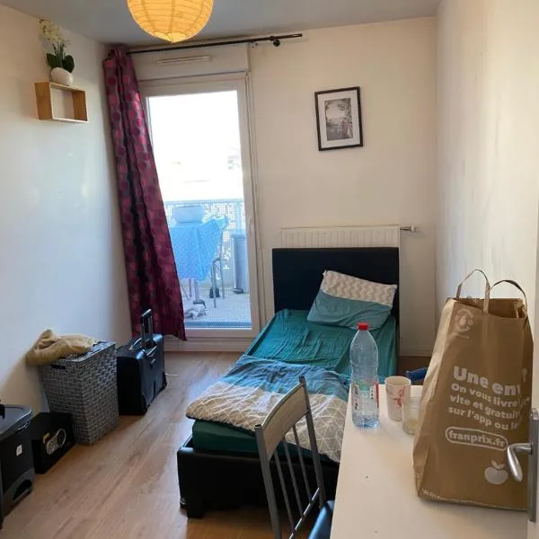 Super chambre avec bureau, hotel in Evry-Courcouronnes