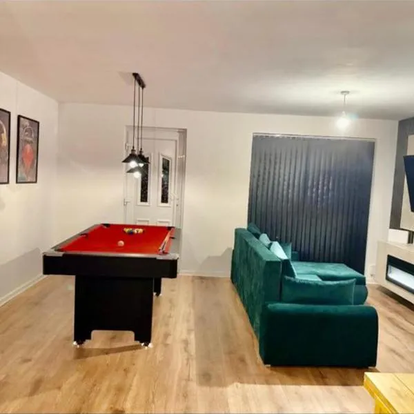 Stylish 3BR House Free Parking Sleeps 6 Pool Table Near Leeds City Centre, hótel í Leeds