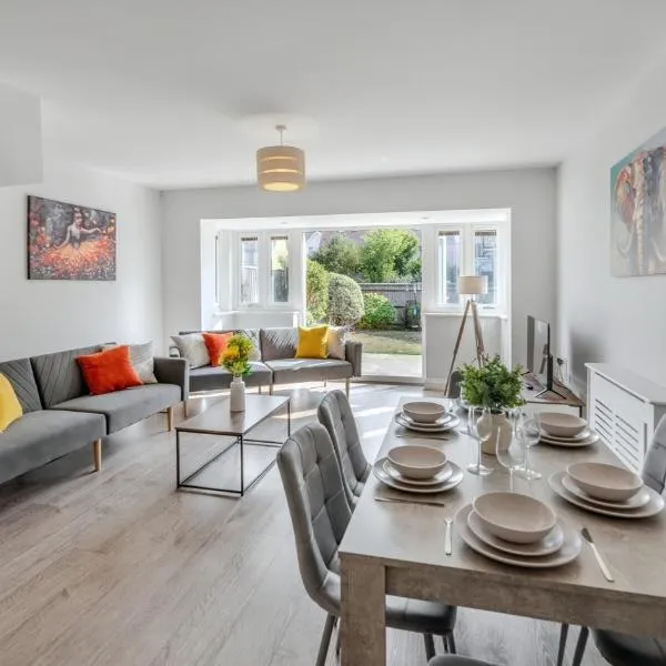 Family & Contractor Friendly 3 bed house Sleeps 8 in Maidenhead, hotel v destinaci Maidenhead