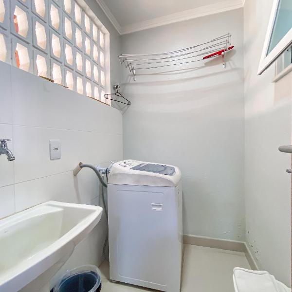Apto no pavimento superior com 2 quartos (ambos com ar condicionado), Internet privativa 300MBPs, no condomínio Varandas da Praia a 150m da Praia de Taperapuã 1 vaga de garagem privativa. - Foto 3