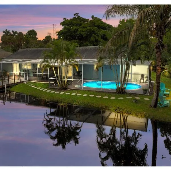 Your Blue Oasis Awaits! Waterfront, Heated Pool, Pets Welcome, Fishing & BBQ, hotel a North Fort Myers