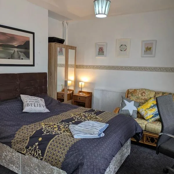 Close to City Center Bungalow walking distance to The Highcross, Abbey Park & Leicester City Long & Short Stays entire apartment own bathroom kitchen & lounge with off road parking LE4, hotel in Leicester