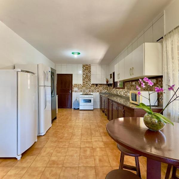 Casa Completa em Penha a poucos passos da PRAIA com Wi Fi TV e Cozinha Equipada Churrasqueira Privativa Ares condicionados Perfeito para Férias em Família Reserve agora mesmo! - Foto 4