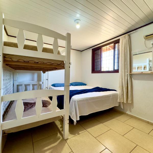 Casa Completa em Penha a poucos passos da PRAIA com Wi Fi TV e Cozinha Equipada Churrasqueira Privativa Ares condicionados Perfeito para Férias em Família Reserve agora mesmo! - Foto 2
