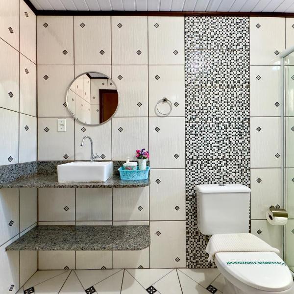 Casa Completa em Penha a poucos passos da PRAIA com Wi Fi TV e Cozinha Equipada Churrasqueira Privativa Ares condicionados Perfeito para Férias em Família Reserve agora mesmo! - Foto 3