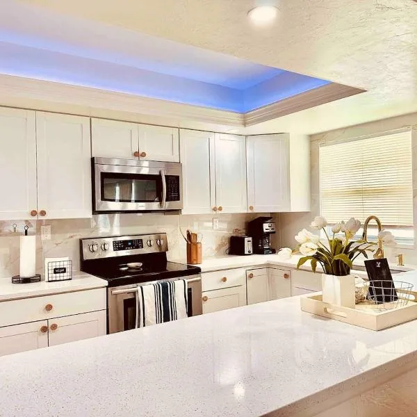 Modern Boho 2bed 2bath home right in downtown, Hotel in Cape Coral