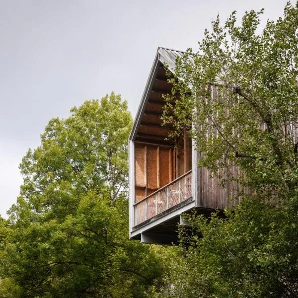 Les Cabanes du Bois Basalte, ξενοδοχείο σε Manzat