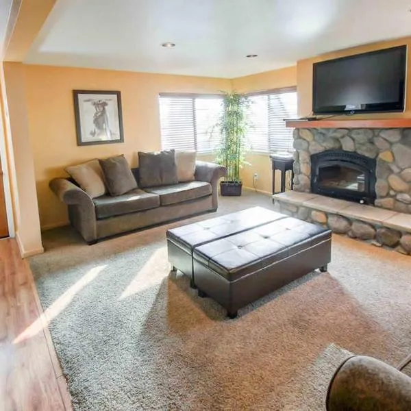 San Sierra #16 Hot Tub Sauna Near Skiing，位于马姆莫斯湖的酒店