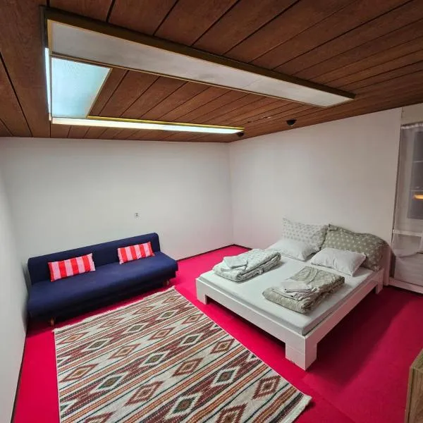 Privatzimmer -Jupiter- mit gemeinsamer Küche und Bad in der Altstadt Chur, hotel in Chur