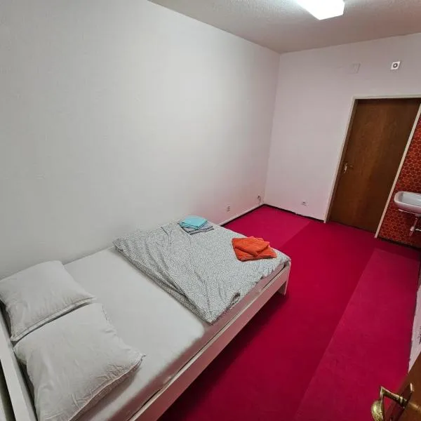 Privatzimmer -Neptun- mit gemeinsamer Küche und Bad in der Altstadt Chur, hotel in Chur