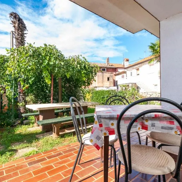 Apartments with parking space Dolinci, Umag - 7111: Umag şehrinde bir otel