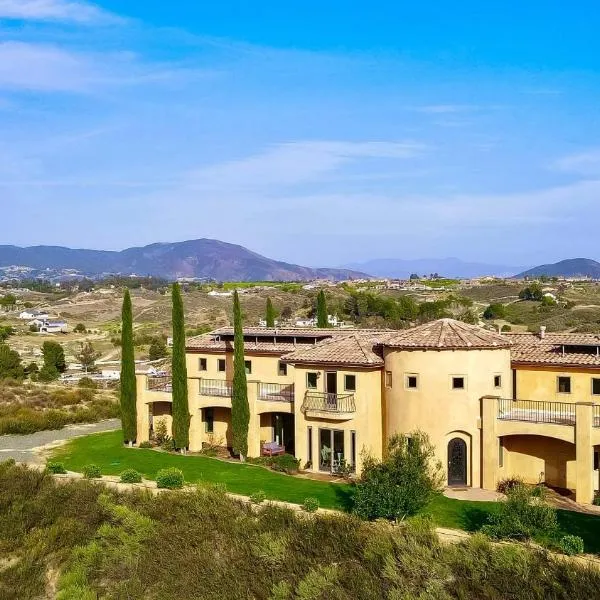 Palazzo Del Sol By AvantStay Breathtaking Home w Mountain Views Hot Tub, hotel in Temecula