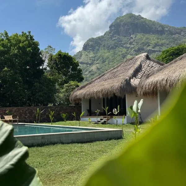 NIRA Surf Villas, hotel in Maluk