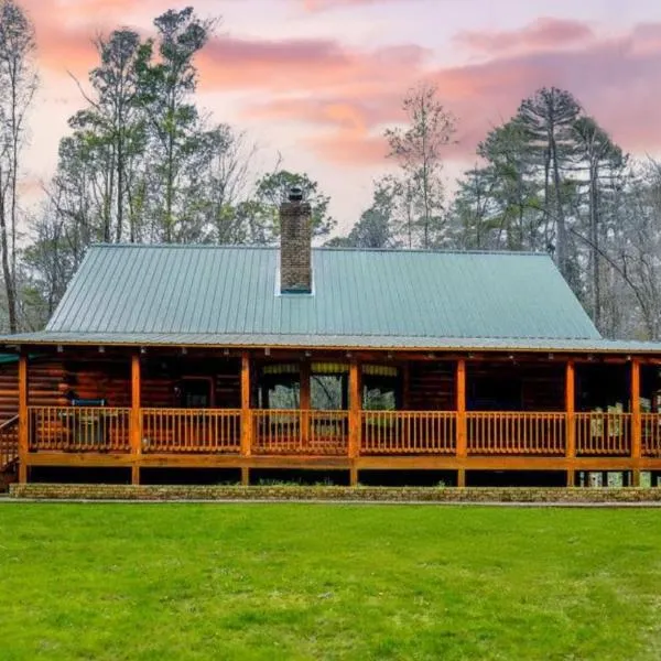 Twin Creeks Lodge by AvantStay 33 Acre Retreat, hotel di Brevard
