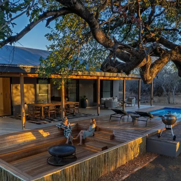 Nomads Den Safari Villas - Heated Pools and Riverbed views, hotel v destinaci Hoedspruit