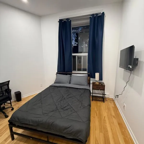 Well located studio with Parking near Downtown Montreal, Hotel in Montreal