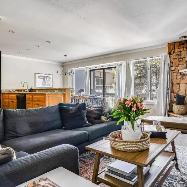 Marillac by AvantStay Gorgeous Ski Cabin w Balcony Patio, hotel in Olympic Valley