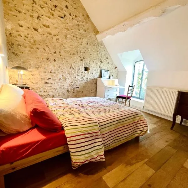 Perche QUEEN's Bedroom in MaisonNomadeChic, hotel em Cour-Maugis-sur-Huisne