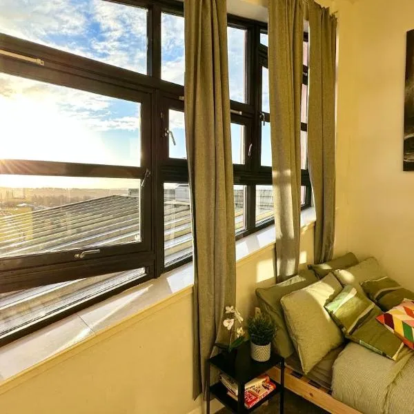 Sunny day new flat with 5 beds, hotel di Clydebank