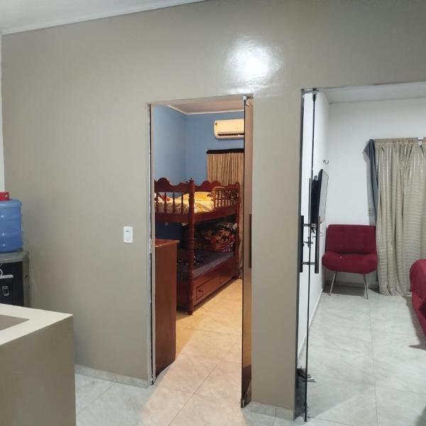 Casa com três quartos e carro a disposição