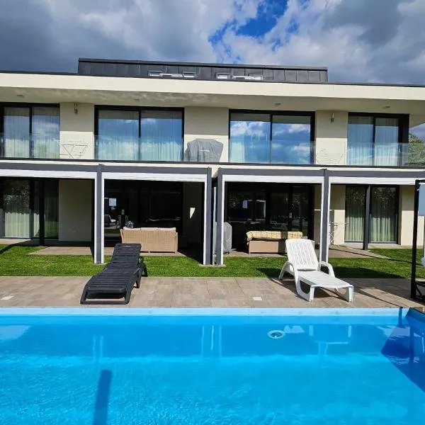 Luxury Apartments in Balatonalmádi, Almádi Lux Apartman III - Pure Gold, hotel in Balatonalmádi