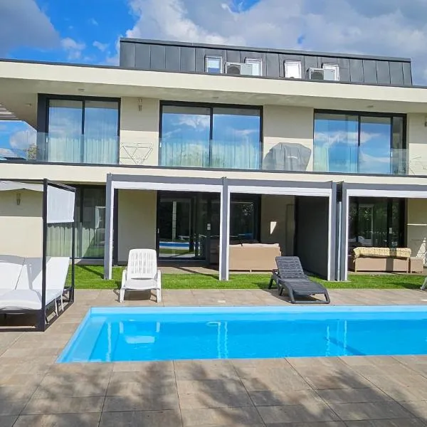 Luxury Apartments in Balatonalmádi, Almádi Lux Apartman II - Crystal White, khách sạn ở Balatonalmádi