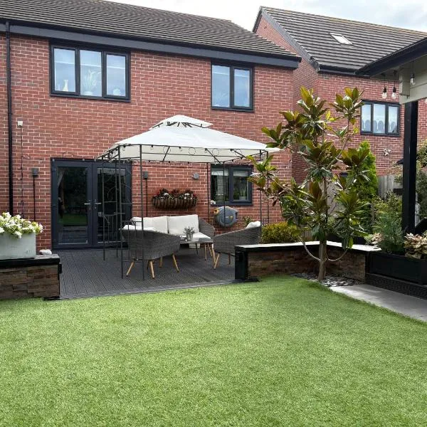 Modern Detached House with multiple parking and large garden next to Anfield Stadium, hotel in Liverpool