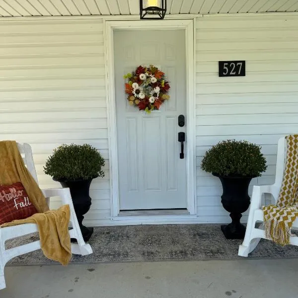 Relax & Unwind Cozy Farmhouse Near Natural Bridge State Park, hotel in Stanton