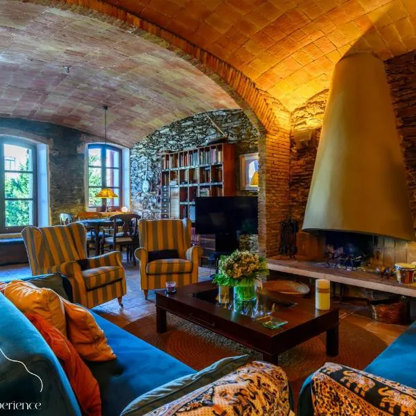 Casa Jordi - Piedra y bóveda en el corazón de Cadaqués I 3 suites I 2 parkings I patio con bbq, hotel em Cadaqués