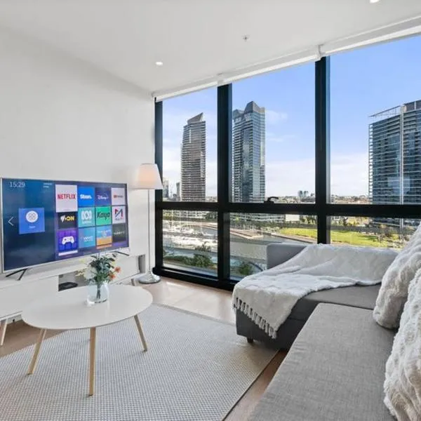 98N Abnb-Style Apt Yarra view with Pool and Free Parking plus 1 Min to Tram, hotel i Melbourne