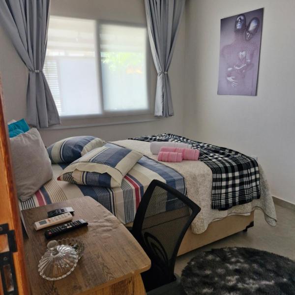Quarto casal com banheiro que atende exclusivamente ao quarto em casa familiar de luxo - Foto 2