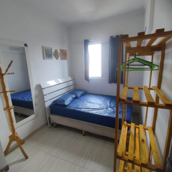 Prédio com piscina na cobertura frente ao mar,apartamento para até 6 pessoas e 3 crianças até 8 anos, churrasqueira na sacada, Wi-Fi grátis, rede de proteção, NÃO oferecemos roupas de cama e banho, 1 vaga de garagem, na Praia Grande-Vila Mirim - Foto 2