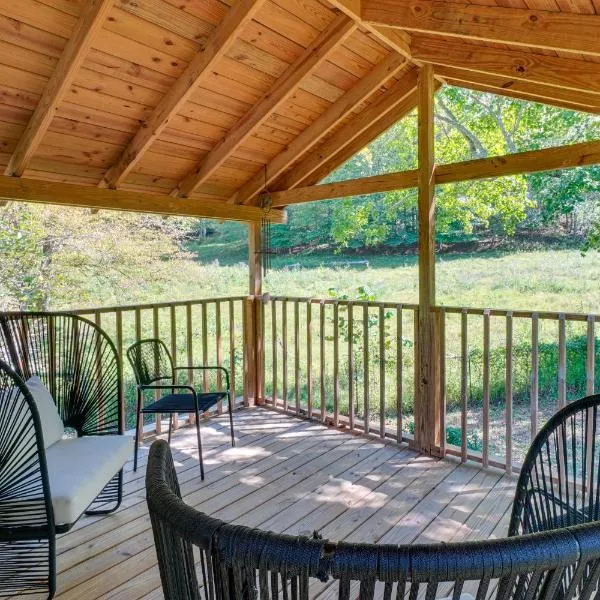 Peaceful & Private! Pet-Friendly Williamsburg Home, hotell i Williamsburg