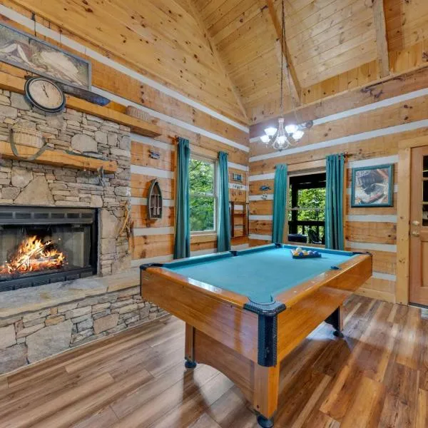Whispers of the Smokies Hot Tub Pool Table Grill, hotel i Gatlinburg