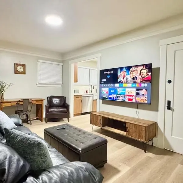 Downtown SJ Spanish Bungalows, 2BR Home, Studios and Private Rooms, hotel en San José