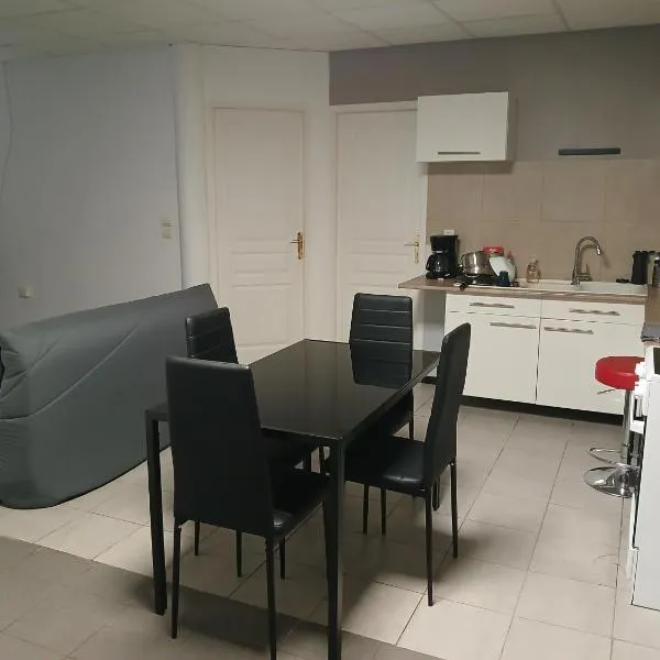 Studio familial avec terrasse, proche de Metz, hotell i Rémilly