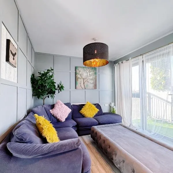 Comfy Modern Unit Near Canary Wharf l Top Floor Ideal for Business and Leisure Privacy l, hotel en Londres