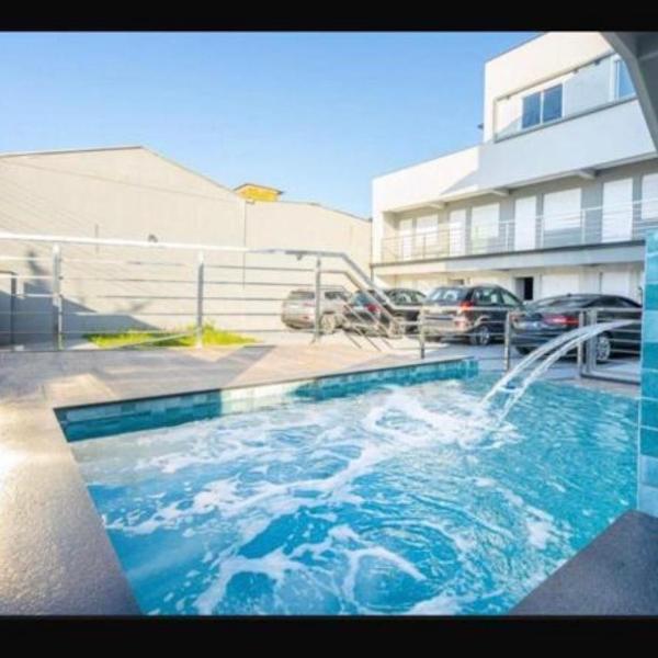 Studio c piscina e charme litorâneo 350m do mar