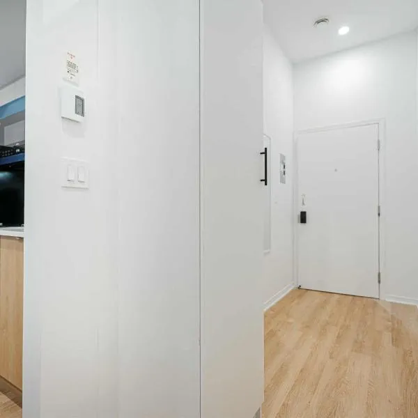 Beautiful 3 person 2 Beds Studio with parking near downtown Montreal, hotel in Montreal