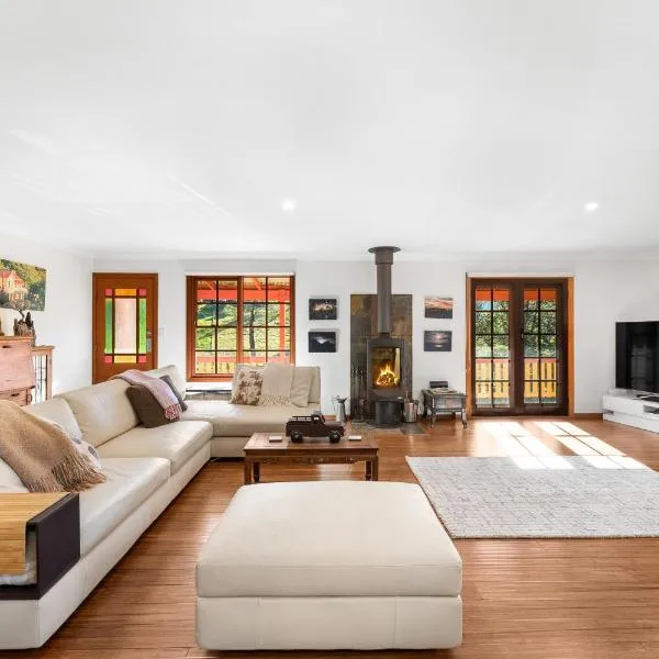 Serene Farm Stay, Modern 3BD, Central Tilba near Mystery Bay! Pets OK, ξενοδοχείο σε Central Tilba