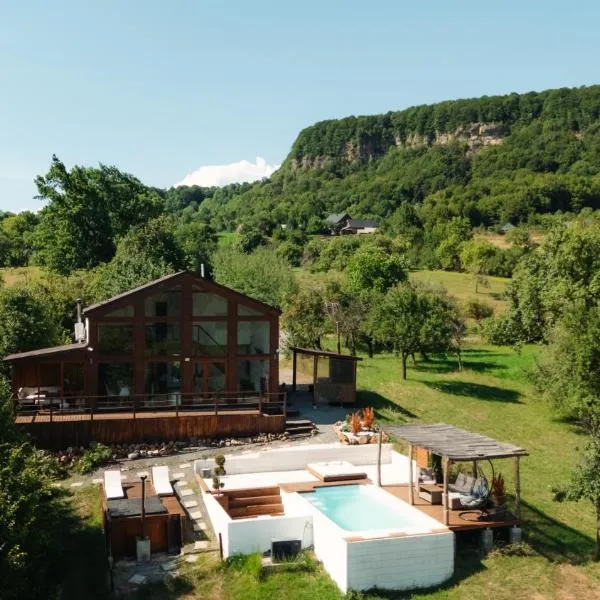 Le Chalet M - Cabană cu o panoramă de poveste.، فندق في Şurdeşti