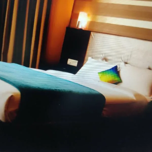 Hotel Shiv, ξενοδοχείο σε Bahādrābād